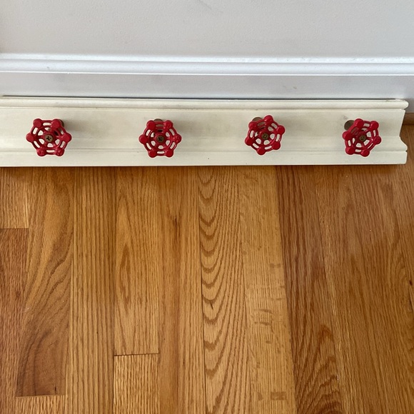 Clever Hanger from Plumbing Supplies. - Picture 6 of 13